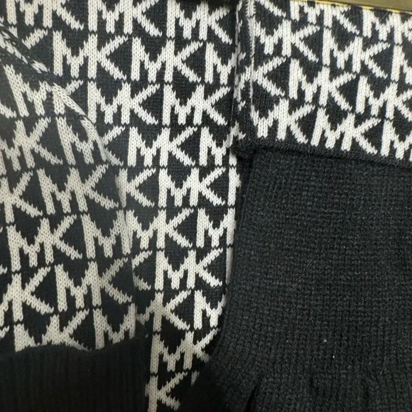 NWT Michael Kors 3 PCs Set Scraf, Hat, and Gloves - Picture 6 of 8